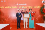 El reconocido músico Tran Tien fue galardonado con el Gran Premio - el galardón más importante del Premio Bui Xuan Phai - Por el Amor de Hanoi 2025. (Foto: VNA)