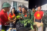 El embajador de Vietnam en Venezuela, Vu Trung My, entrega suministros de primera necesidad a los rescatistas en sus campamentos de campaña. (Foto: VNA)