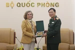 El general Nguyen Tan Cuong, jefe del Estado Mayor General del Ejército Popular de Vietnam y viceministro de Defensa, recibe a la embajadora de España en Hanoi, Carmen Cano De Lasala. (Foto: VNA)
