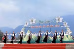 Amplia concurrencia de habitantes de diversos grupos étnicos de la comuna y visitantes al Festival de la Flor de Son Tra. (Foto: VNA)
