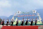 Amplia concurrencia de habitantes de diversos grupos étnicos de la comuna y visitantes al Festival de la Flor de Son Tra. (Foto: VNA)