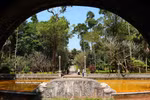 Camino hacia la Sala Principal de la Pagoda Tu Hieu visto desde la entrada principal. (Foto: VNA)