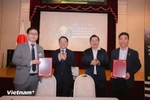 Se firman Memorandos de Entendimiento (MOU) entre el Colegio Politécnico FPT, la Alianza para el desarrollo de recursos de la industria de semiconductores de Vietnam y socios nipones. (Foto: VNA)