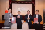 Se firman Memorandos de Entendimiento (MOU) entre el Colegio Politécnico FPT, la Alianza para el desarrollo de recursos de la industria de semiconductores de Vietnam y socios nipones. (Foto: VNA)