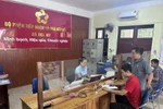 Ciudadanos realizando trámites administrativos y de registro civil en el Centro de Servicios Públicos de la comuna de Nga My, provincia de Nghe An. (Foto: VNA)