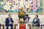 El jefe de la Comisión de Organización del Comité Central del Partido Comunista de Vietnam, Le Minh Hung, en una reunión con su homólogo laosiano, Sisay Leudetmounsone. (Foto: VNA)