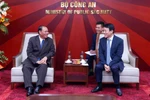 El miembro del Buró Político y permanente del Secretariado del Comité Central del Partido Popular Revolucionario de Laos, Vilay Lakhamphong, (izquierda) tel miembro del Buró Político y el ministro de Seguridad Pública de Vietnam, Luong Tam Quang (Foto: VNA)