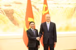 Tran Cam Tu, miembro del Buró Político y permanente del Secretariado del Comité Central del Partido Comunista de Vietnam (izquierda), y Cai Qi, integrante del Comité Permanente del Buró Político, secretario del Secretariado del Comité Central del Partido Comunista de China y director de su Oficina General. (Foto: VNA)