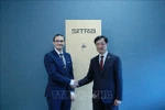 El miembro del Buró Político y jefe de la Comisión de Control Disciplinario del Comité Central del Partido Comunista, Nguyen Duy Ngoc (derecha), visita el Fondo de Innovación de Finlandia (SITRA). (Foto: VNA)