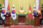 El secretario general del Partido Comunista de Vietnam y presidente del Estado, To Lam, y el presidente surcoreano, Lee Jae Myung, en la rueda de prensa. (Foto: VNA)