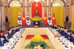 El secretario general del Partido Comunista y presidente de Vietnam, To Lam, y el presidente de Corea del Sur, Lee Jae Myung, en la conversación oficial en Hanoi. (Foto: VNA)