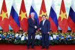 El primer ministro de Vietnam, Pham Minh Chinh, recibie al presidente de la Duma Estatal de Rusia, Vyacheslav Volodin. (Foto: VNA)