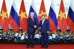 El primer ministro de Vietnam, Pham Minh Chinh, recibie al presidente de la Duma Estatal de Rusia, Vyacheslav Volodin. (Foto: VNA)