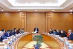 El miembro del Buró Político y permanente del Secretariado del Comité Central (CC) del Partido Comunista de Vietnam (PCV), Tran Cam Tu, en l reunión (Foto: VNA)