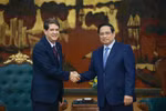 El primer ministro de Vietnam, Pham Minh Chinh, recibe al presidente de la Agencia Informativa Latinoamericana Prensa Latina, Jorge Legañoa Alonso. (Foto: VNA)