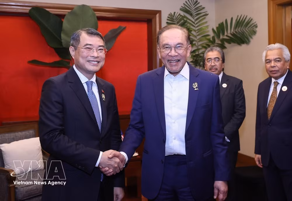 vnanet-thu-tuong-le-minh-hung-gap-thu-tuong-malaysia-anwar-ibrahim-8749399.jpg