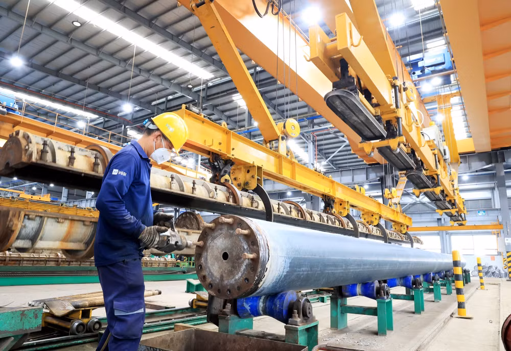 Actividades de producción en la fábrica de pilares centrífugos de hormigón de una empresa de inversión extranjera directa, en el parque industrial especializado Phu My 3, en la provincia de Ba Ria-Vung Tau (Foto: VNA)