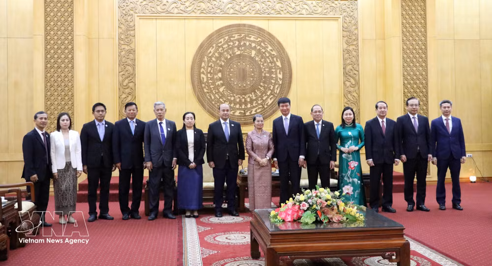 vnanet-potal-doan-dai-bieu-cap-cao-hoi-dong-quoc-gia-mat-tran-doan-ket-phat-trien-to-quoc-campuchia-lam-viec-tai-tinh-ninh-binh-8656084.jpg