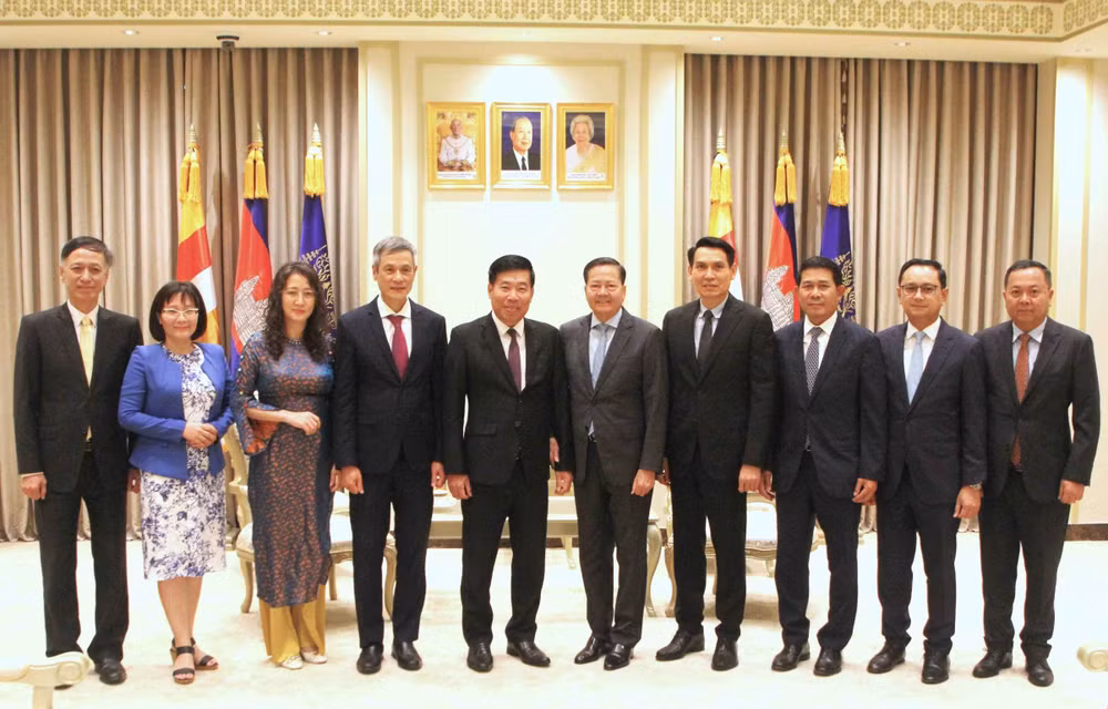 vna-potal-doan-cong-tac-bo-ngoai-giao-viet-nam-tham-lam-viec-tai-campuchia-8527668.jpg