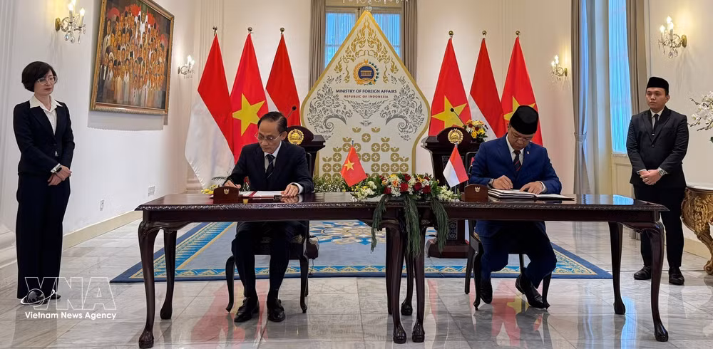 vnanet-uy-vien-bo-chinh-tri-bo-truong-ngoai-giao-le-hoai-trung-trai-va-bo-truong-ngoai-giao-indonesia-sugiono-ky-ket-ke-hoach-hanh-dong-thuc-hien-quan-he-doi-tac-chien-luoc-toan-dien-anh-pv-tai-indonesia.jpg