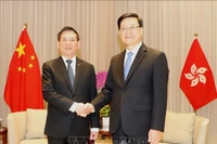 El viceprimer ministro vietnamita Ho Duc Phoc (izquierda) y el jefe de la Región Administrativa Especial de Hong Kong (China), Li Jiachao. (Fuente: VNA)