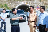El primer ministro Pham Minh Chinh inspecciona el proyecto de la autopista en el tramo Quang Ngai – Hoai Nhon. (Fuente: VNA)