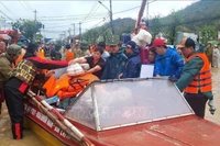 Las fuerzas operativas de la provincia de Gia Lai incrementan sus recursos humanos y materiales, centrándose en la evacuación de la población y el transporte de alimentos a las personas afectadas por las inundaciones. (Fuente: VNA)