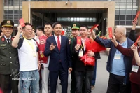 Vu Van Dien, vicepresidente permanente del Comité Popular de Quang Ninh, saluda a los turistas. (Fuente: VNA)