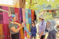 Los brocados artesanales de la aldea de Lan Ngoai son populares entre los turistas, especialmente los extranjeros, que los compran como souvenirs. (Fuente: VNA)