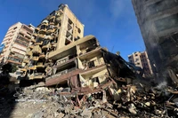 Escenas de destrucción tras los ataques aéreos de Israel contra la zona de Aisha Bakkar, en el centro de Beirut, Libano. (Fuente: VNA)