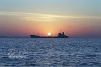 Un petrolero anclado frente a la isla de Qeshm, en el estrecho de Ormuz. (Fuente: Middle East Eye/VNA)