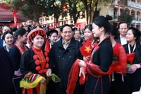 El primer ministro de Vietnam, Pham Minh Chinh, con estudiantes de la provincia de Thai Nguyen. (Fuente: VNA)