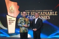 Kariyanto Hardjosoemarto (izquierda), Director General de VinFast Indonesia, recibe el premio en el evento. (Foto: doanhnghiepvn.vn)