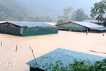Fuertes lluvias e inundaciones han anegado numerosas viviendas en la comuna de Trung Ha, provincia central de Thanh Hoa. (Foto: VNA)