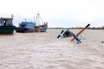 Equipos de rescate rescatan a toda la tripulación de una embarcación volcada y la trasladan a la orilla sana y salva en el río Chang, distrito de Quang Yen, provincia de Quang Ninh. (Foto: VNA)