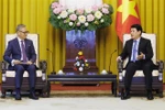 El presidente de Vietnam, Luong Cuong (derecha) se reunió hoy en esta capital con el canciller laosiano, Thongsavanh Phomvihane (Fuente: VNA)