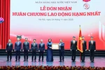 El primer ministro Pham Minh Chinh entrega la Medalla Laboral de primera clase al Banco Estatal de Vietnam. Foto: VNA