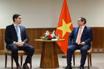 El primer ministro de Vietnam, Pham Minh Chinh (derecha) recibe a un dirigente de Vale, grupo multinacional especializado en metales, minería y logística (Fuente: VNA)