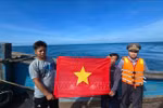 Entregan banderas nacionales a pescadores. Foto: VNA