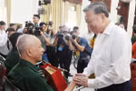 El secretario general del Partido Comunista de Vietnam, To Lam, visita a excombatientes en el Centro de Rehabilitación de Veteranos de Guerra Thuan Thanh (Fuente: VNA)