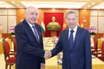 El secretario general del Partido Comunista de Vietnam, To Lam (derecha) ofrece una recepción al presidente húngaro, Sulyok Tamás (Fuente: VNA)