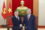 El secretario general del Partido Comunista de Vietnam (PCV), To Lam, recibe a Li Shulei, miembro del Buró Político y jefe del Departamento de Propaganda del Comité Central del Partido Comunista de China (Fuente: VNA)