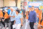 Representantes de varios consulados, la Asociación de Víctimas del Agente Naranja/Dioxina y un gran número de personas de Ciudad Ho Chi Minh participan en la marcha solidaria "Por las víctimas del Agente Naranja". Foto: VNA