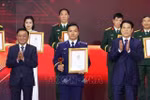 El presidente Luong Cuong (derecha) entrega el premio A al autor y al grupo de autores ganadores. Foto: VNA