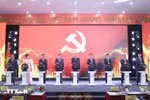 El secretario general del Partido Comunista de Vietnam, To Lam, y los delegados ofician la ceremonia de lanzamiento de la página informativa del XIV Congreso Nacional del Partido de la Agencia vietnamita de Noticias (Foto:VNA)
