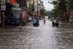 La calle Tran Hung Dao en el barrio de Nam Dinh, provincia de Ninh Binh, está profundamente inundada (Fuente: VNA)