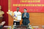 El futbolista Cao Pendant Quang Vinh (izquierda) se ha convertido oficialmente en ciudadano vietnamita (Fuente: VNA)