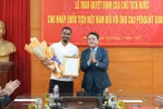 El futbolista Cao Pendant Quang Vinh (izquierda) se ha convertido oficialmente en ciudadano vietnamita (Fuente: VNA)