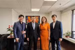 El embajador de Vietnam en México, Nguyen Van Hai (segundo de izquierda) toma una foto con la presidenta de la Comisión de Bienestar de la Cámara de Diputados de México, Ana Karina Rojo Pimentel (Fuente: VNA)