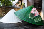 Singularidad de sombreros cónicos de hojas de loto y de almendro de Hue 